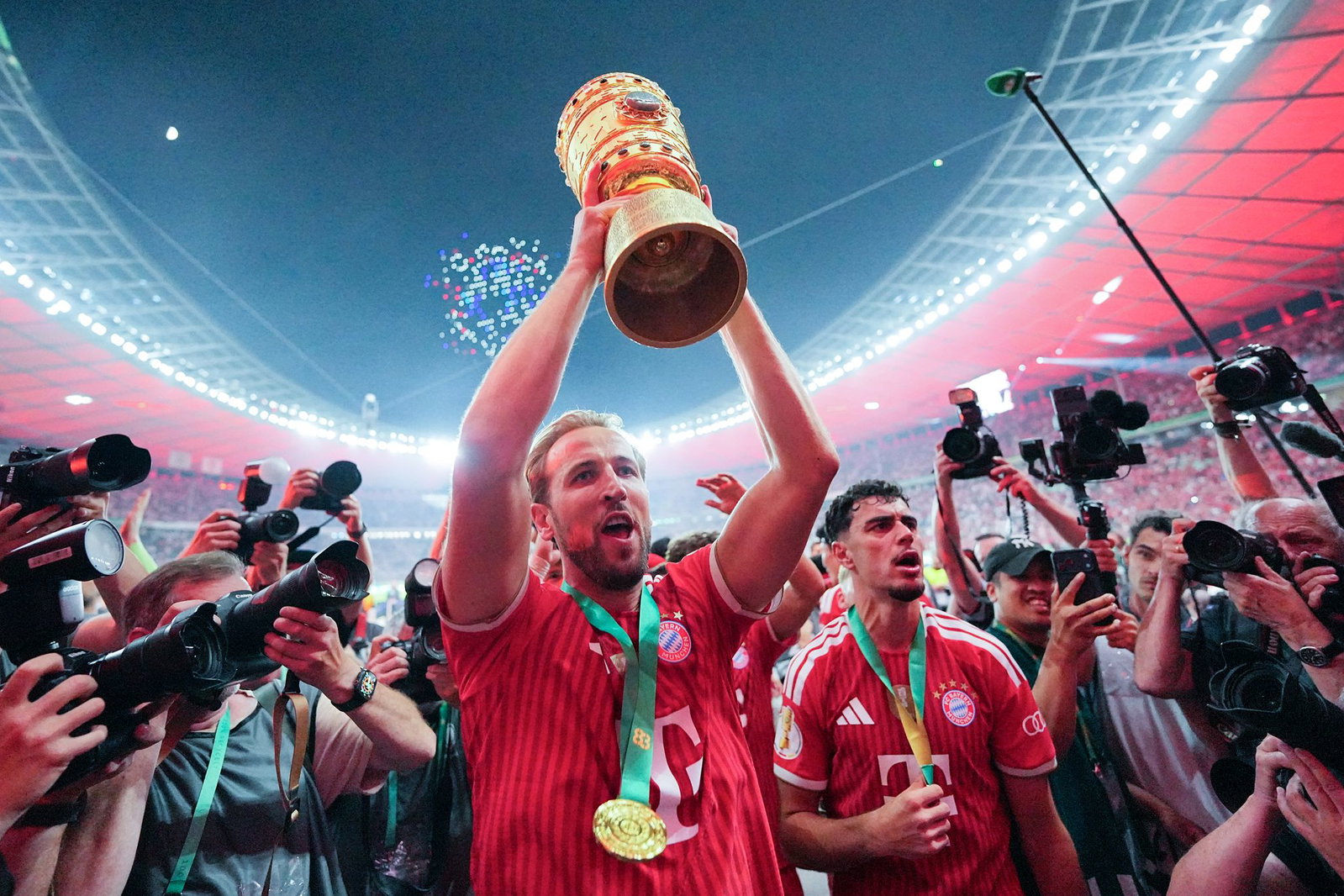 Harry Kane jubelt mit dem DFB-Pokal. 