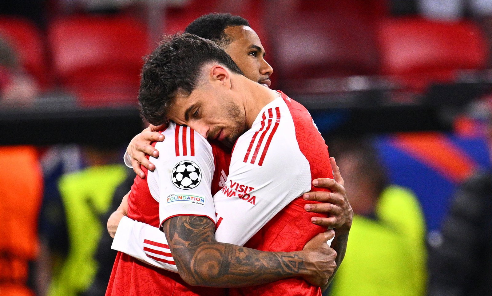 Kai Havertz tröstete Teamkollege Gabriel, nachdem dieser den entscheidenden Elfmeter verschossen hatte.