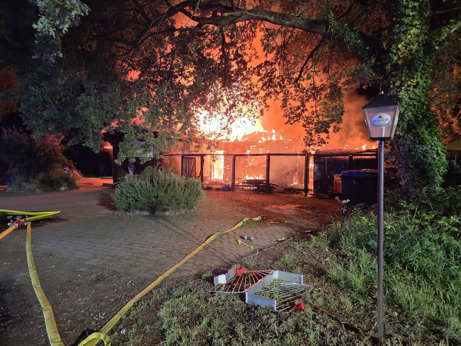 Bereits beim Ankommen der Feuerwehrleute soll die ganze Gaststätte in Flammen gestanden haben. 