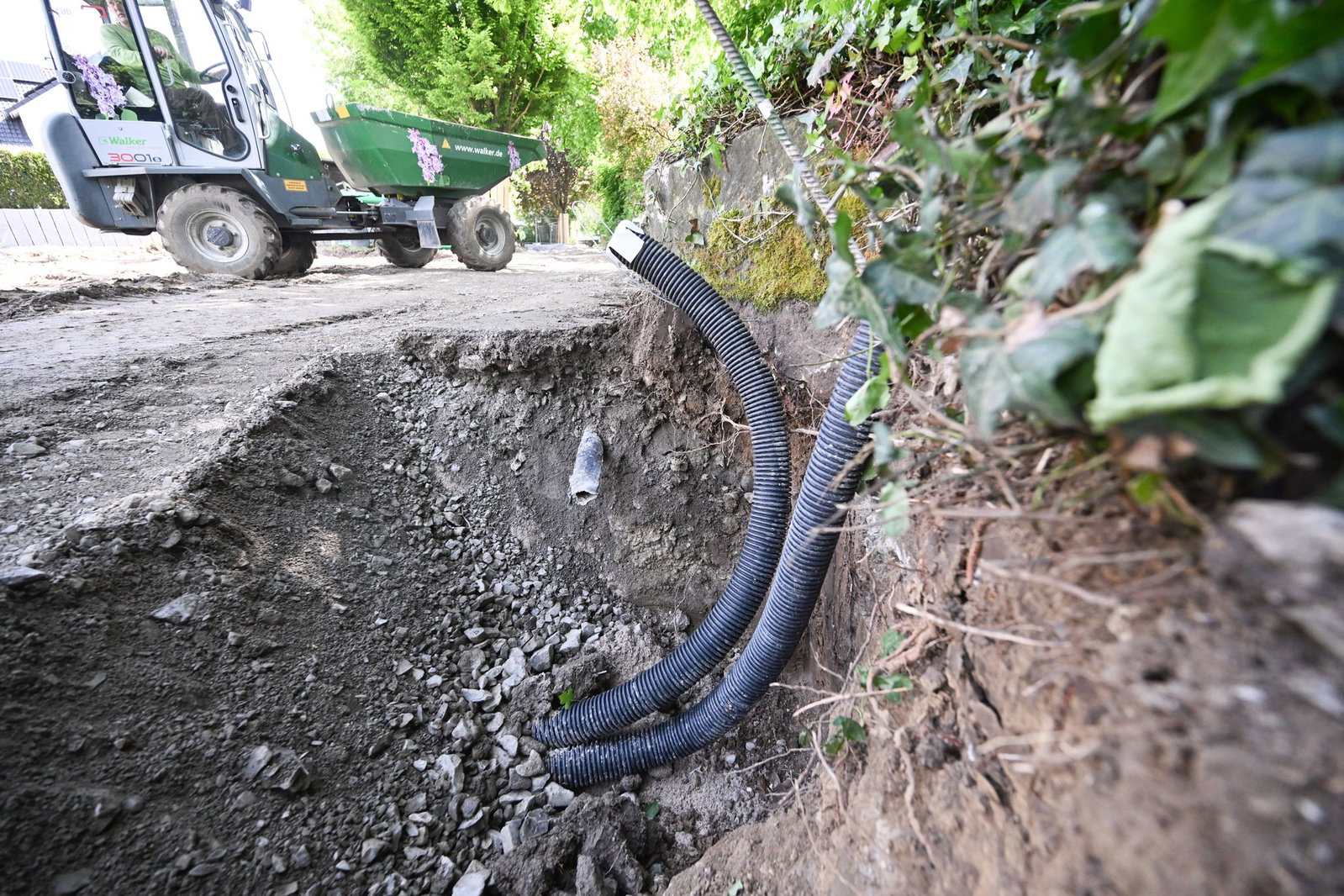 Leitungen liegen manchmal nur ein kleines Stück unter der Oberfläche.