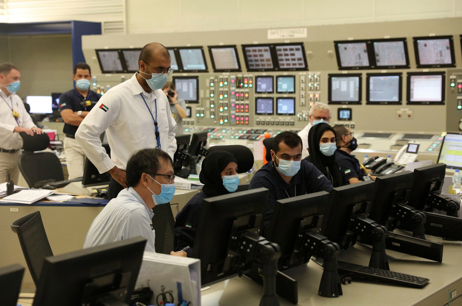  Bei einem Drohnenangriff in den Vereinigten Arabischen Emiraten brach an einem Atomkraftwerk ein Feuer aus. 