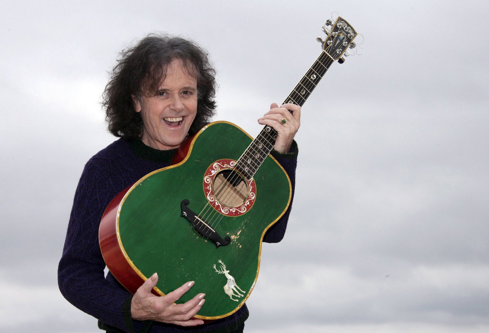 Die bunte Gitarre ist seit Jahrzehnten immer dabei, wenn Donovan irgendwo auftritt.