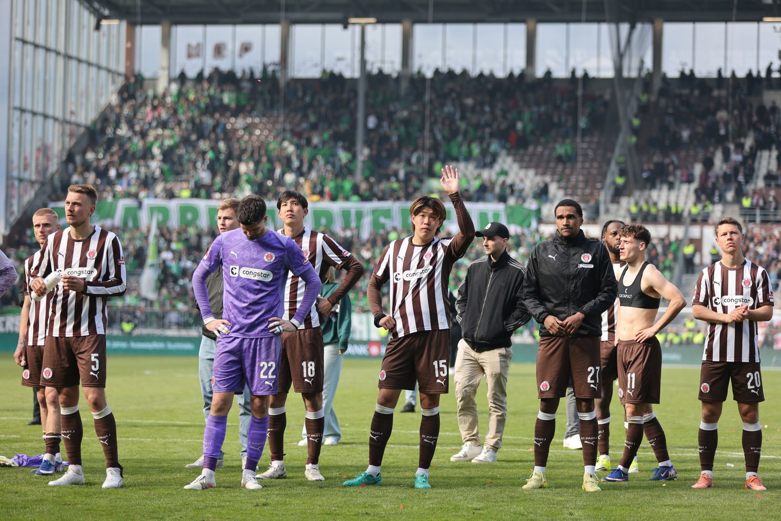 Abschied von der Bundesliga-Bühne: die Spieler des FC St. Pauli.  