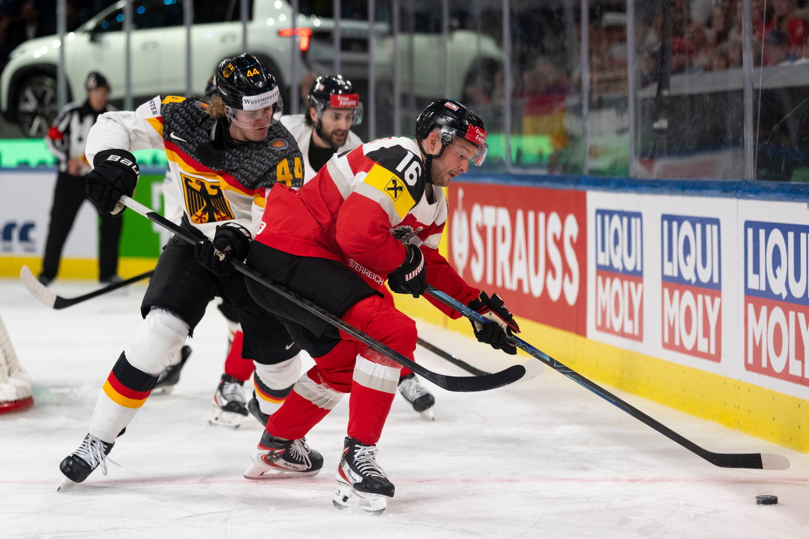 Deutschland und Österreich lieferten sich ein physisches Spiel bei der Eishockey-WM.