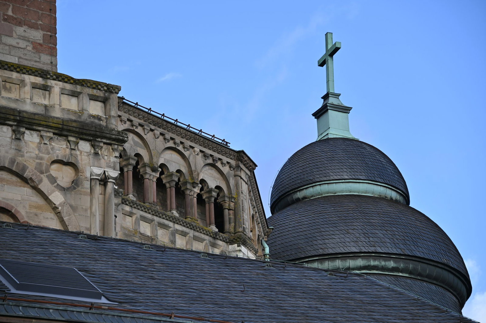 Laut Bistum Trier ist auch eine kirchenrechtliche Voruntersuchung gegen den Mann eingeleitet worden. (Archivbild)