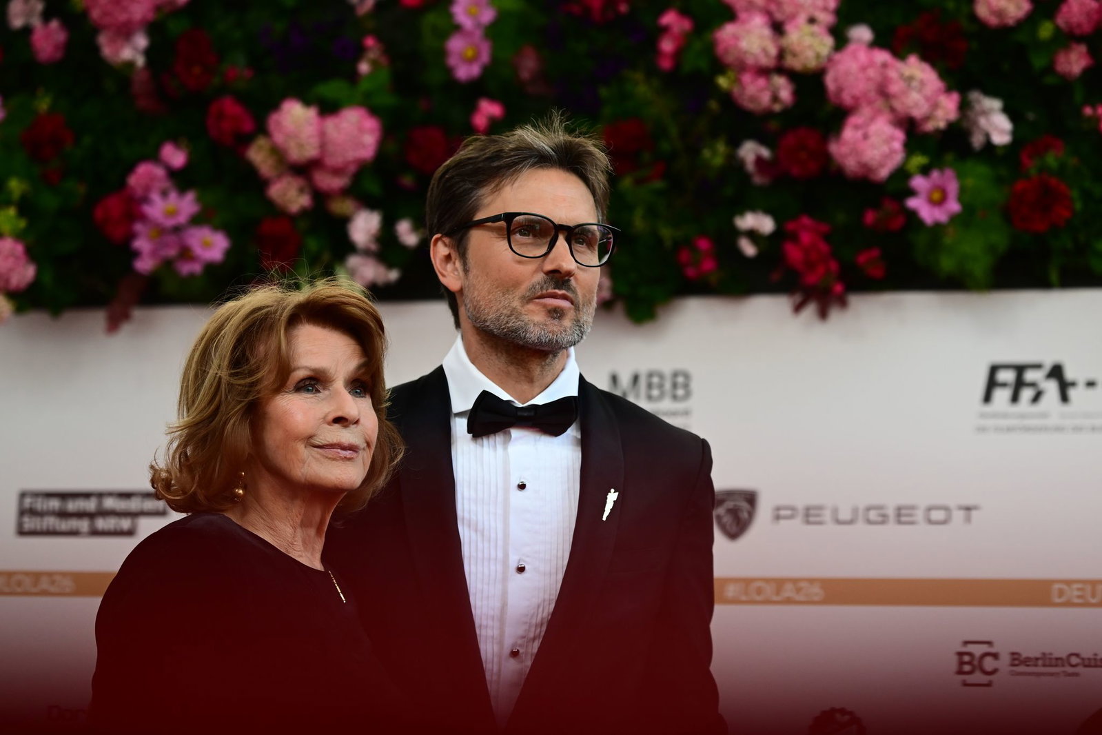 Senta Berger und Sohn Simon Verhoeven zusammen auf dem roten Teppich.
