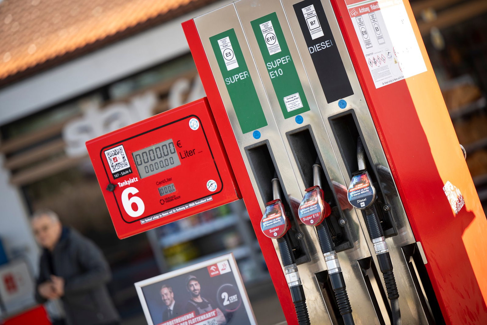 In Rheinland-Pfalz hat der Auswertung zufolge rund jede fünfte Tankstelle gegen die 12-Uhr-Regel verstoßen. (Archivbild) 