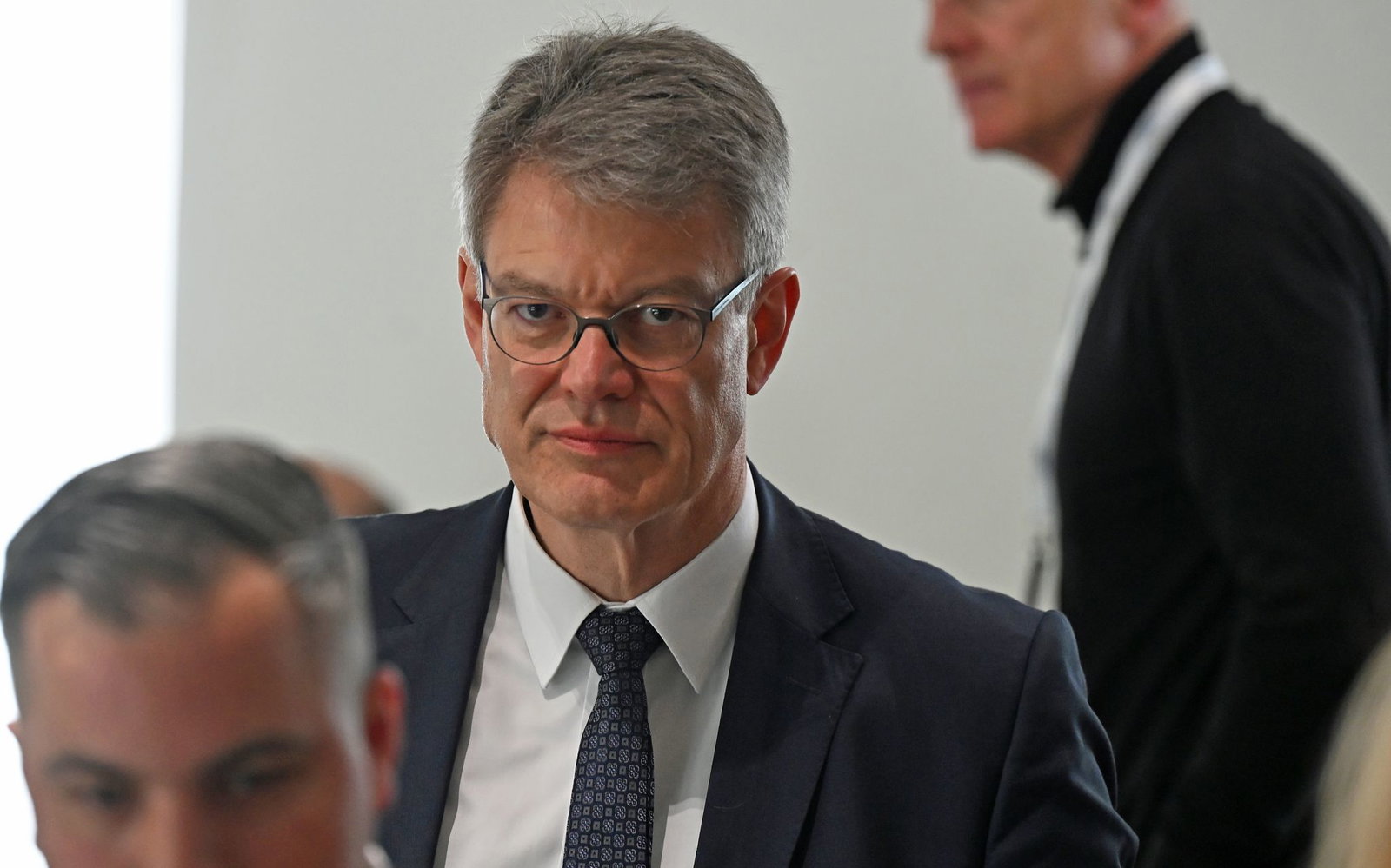 Patrick Schnieder schaute sich die Vereidigung von der Zuschauertribüne an und gratulierte seinem Bruder dann. 