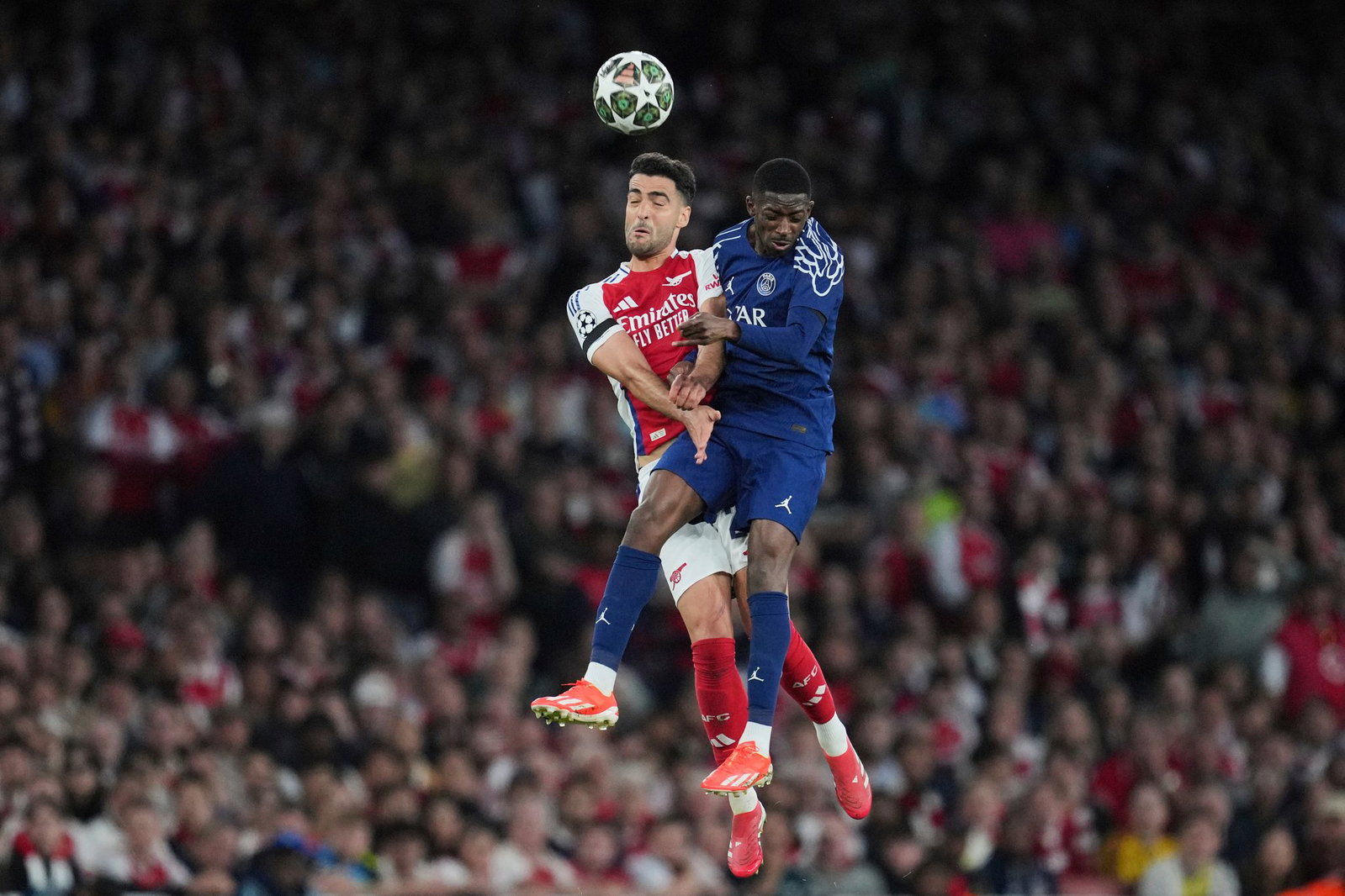 Treffen am Samstag erneut aufeinander: Arsenals Mikel Merino und Ousmane Dembele (r) von PSG. (Archivbild)