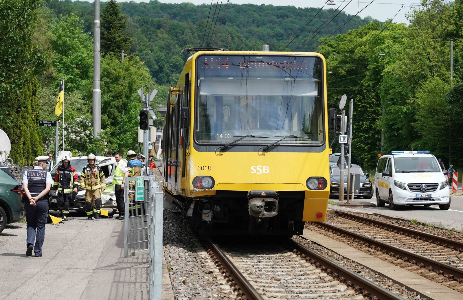 Die Stadtbahn steht am Unfallort. Im Hintergrund läuft der Einsatz.