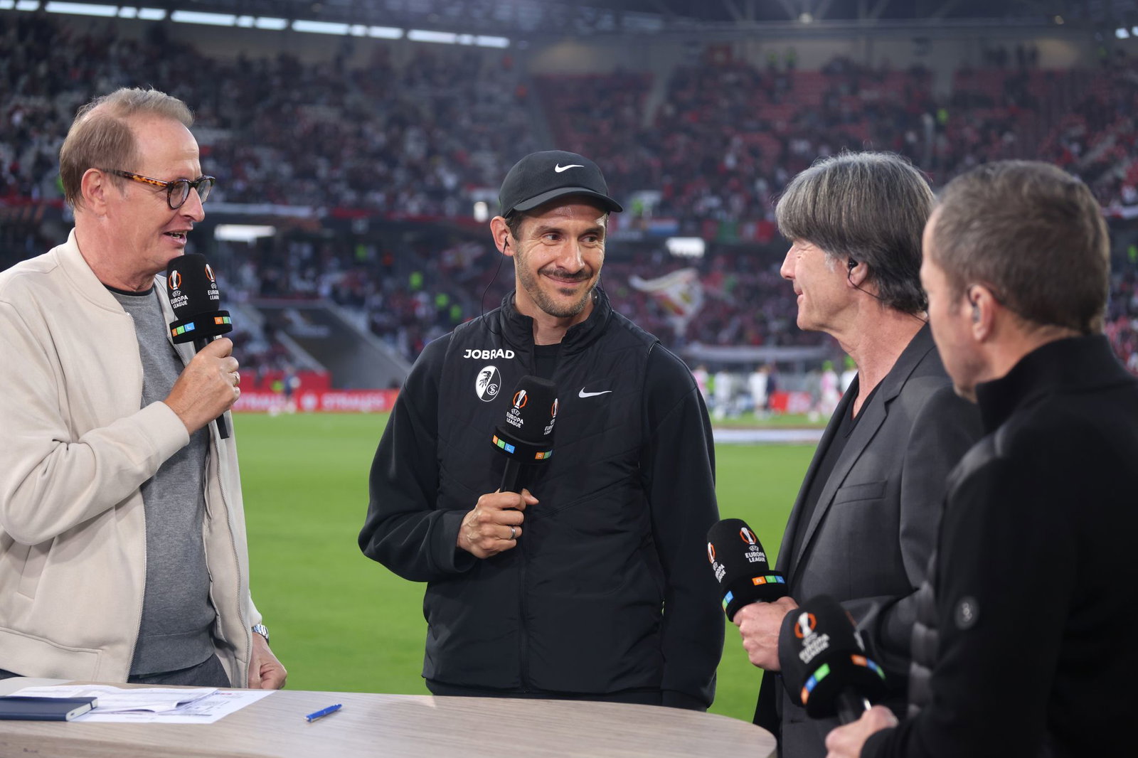 SC-Trainer Schuster (M.) trat vor dem Spiel am Donnerstagabend vor die Mikrofone.