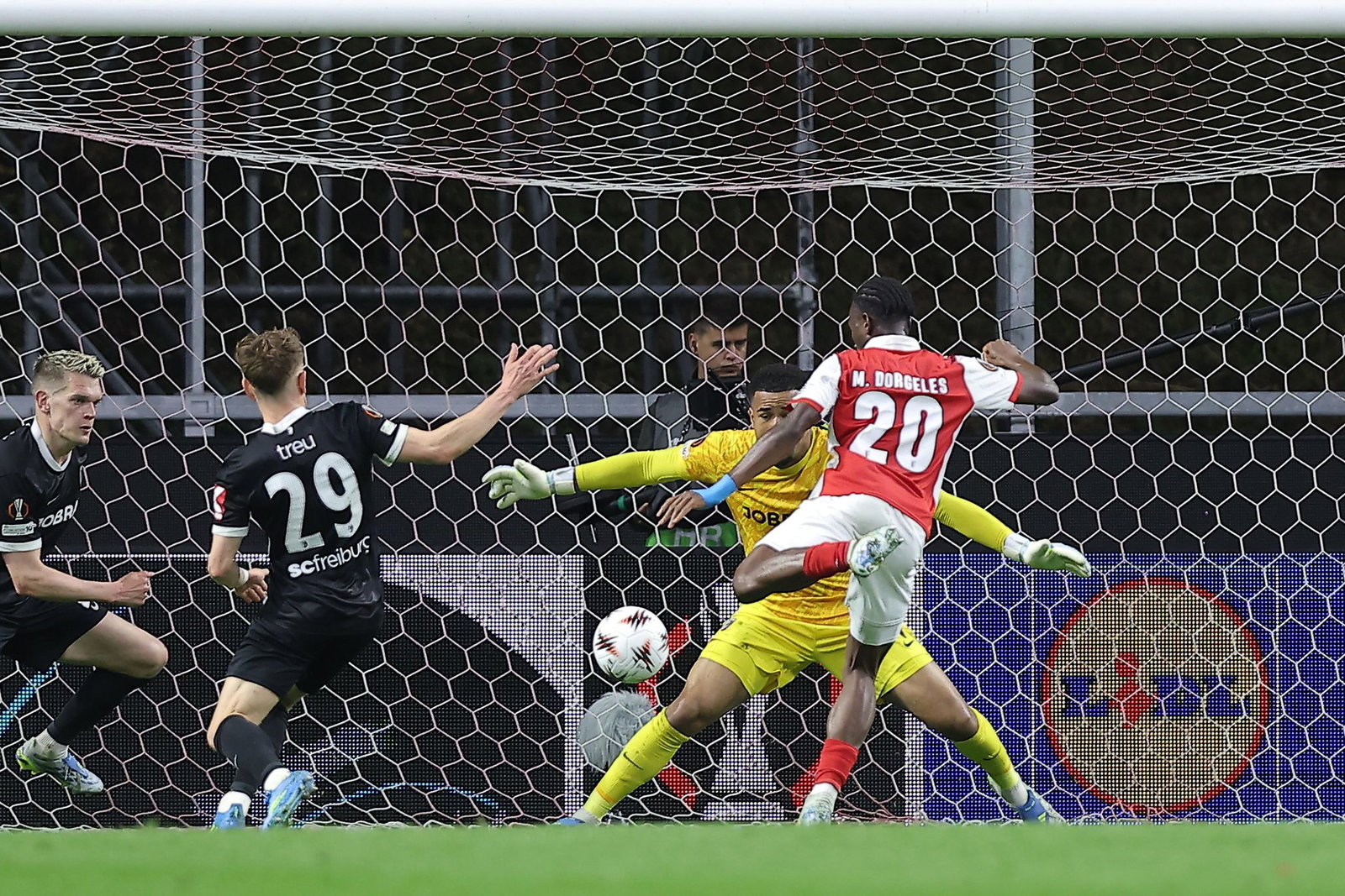Chancenlos in der Nachspielzeit: Die SC-Defensive um Noah Atubolu