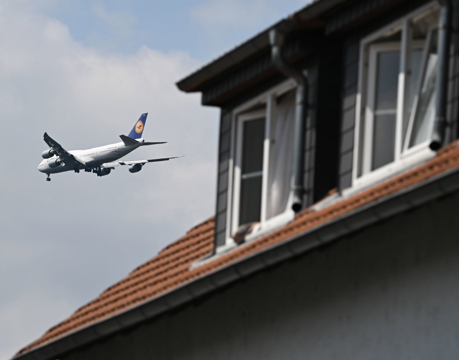 Im eng besiedelten Rhein-Main-Gebiet gibt es Streit um Fluglärm. 