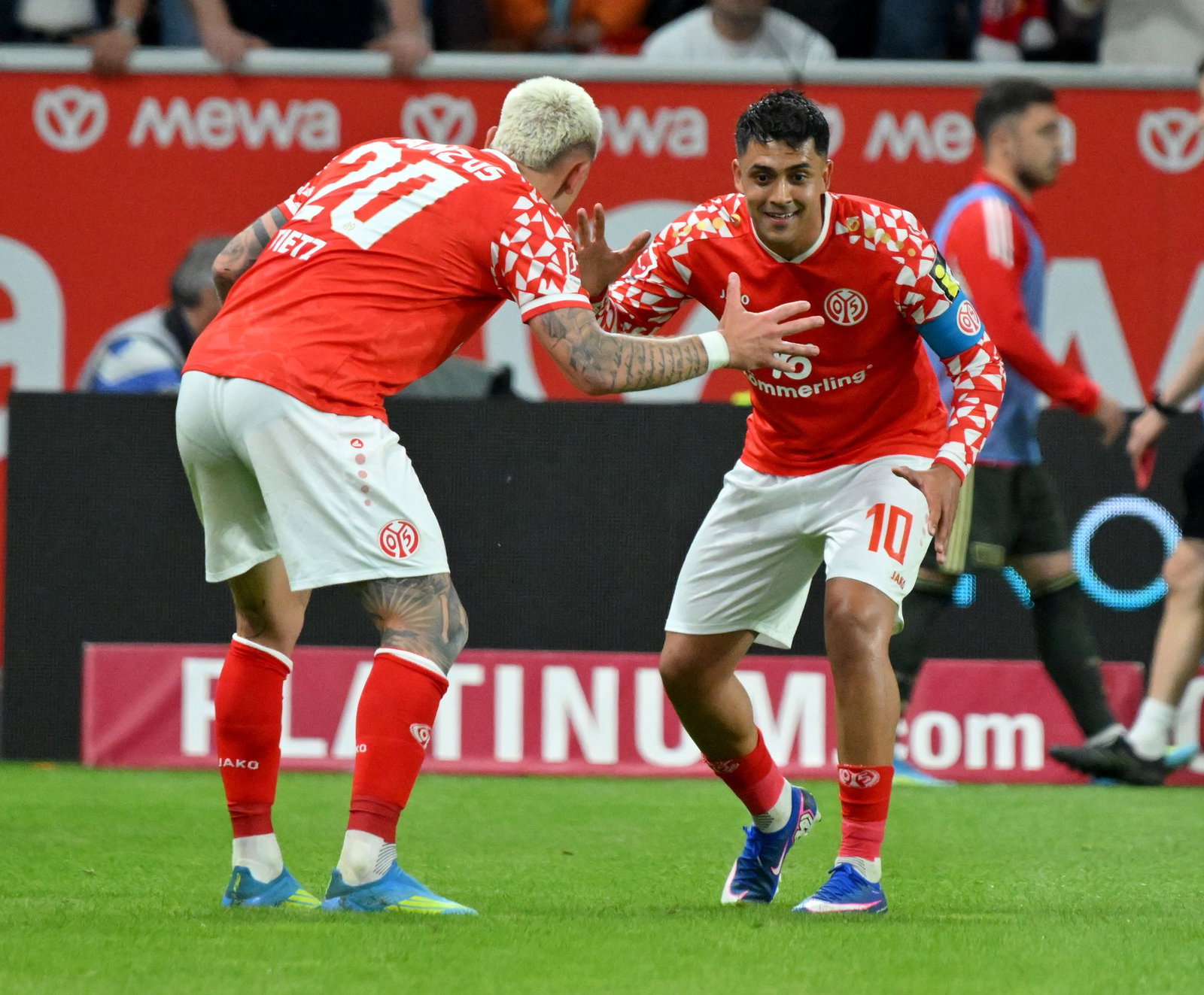 Der Mainzer Nadiem Amiri (r) sorgte nach dem 1:3 gegen den 1. FC Union Berlin für ein kurioses Interview.