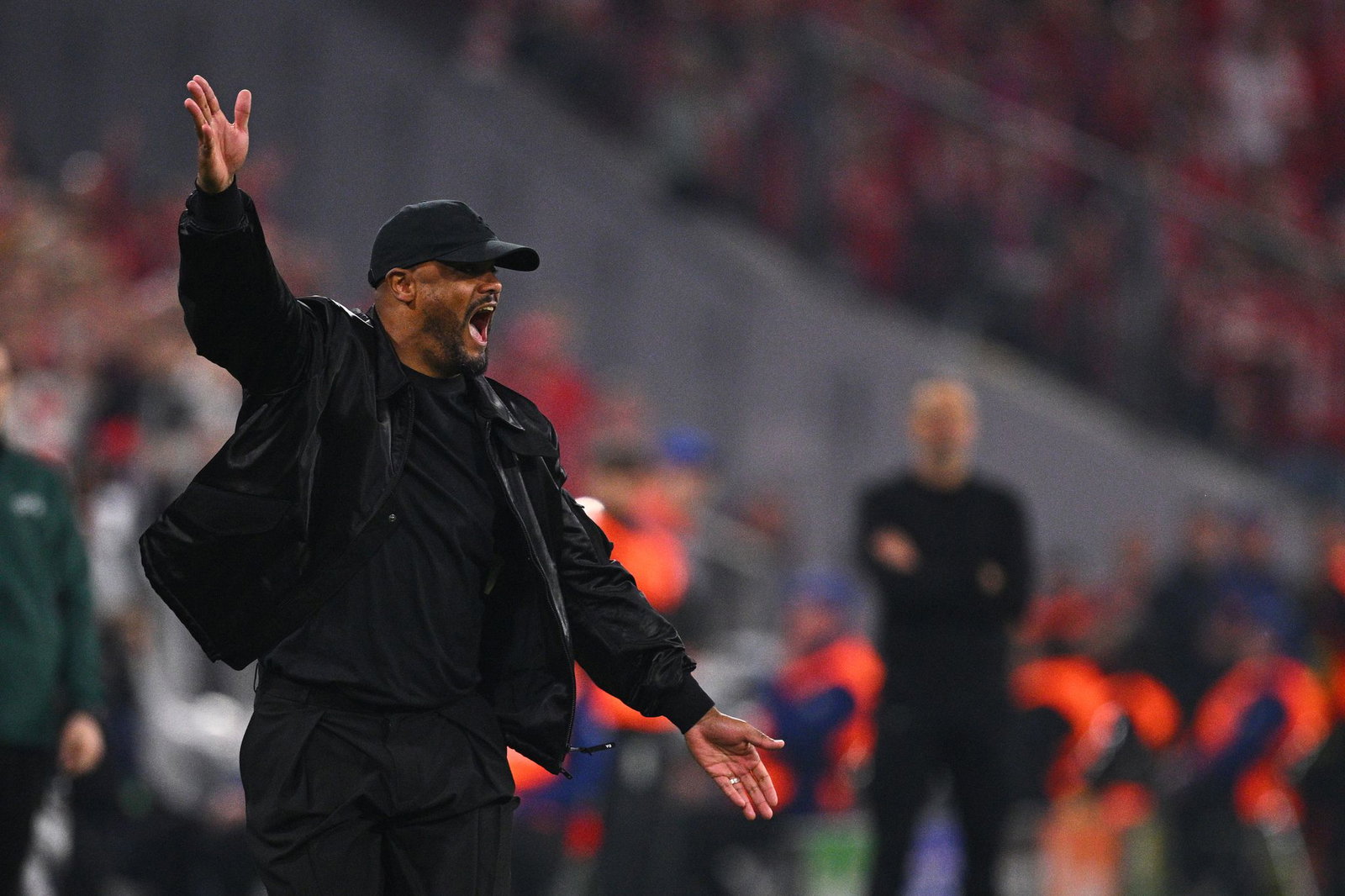 Nach seiner Gelb-Sperre im Hinspiel kehrte Bayern-Coach Vincent Kompany an die Seitenlinie zurück.