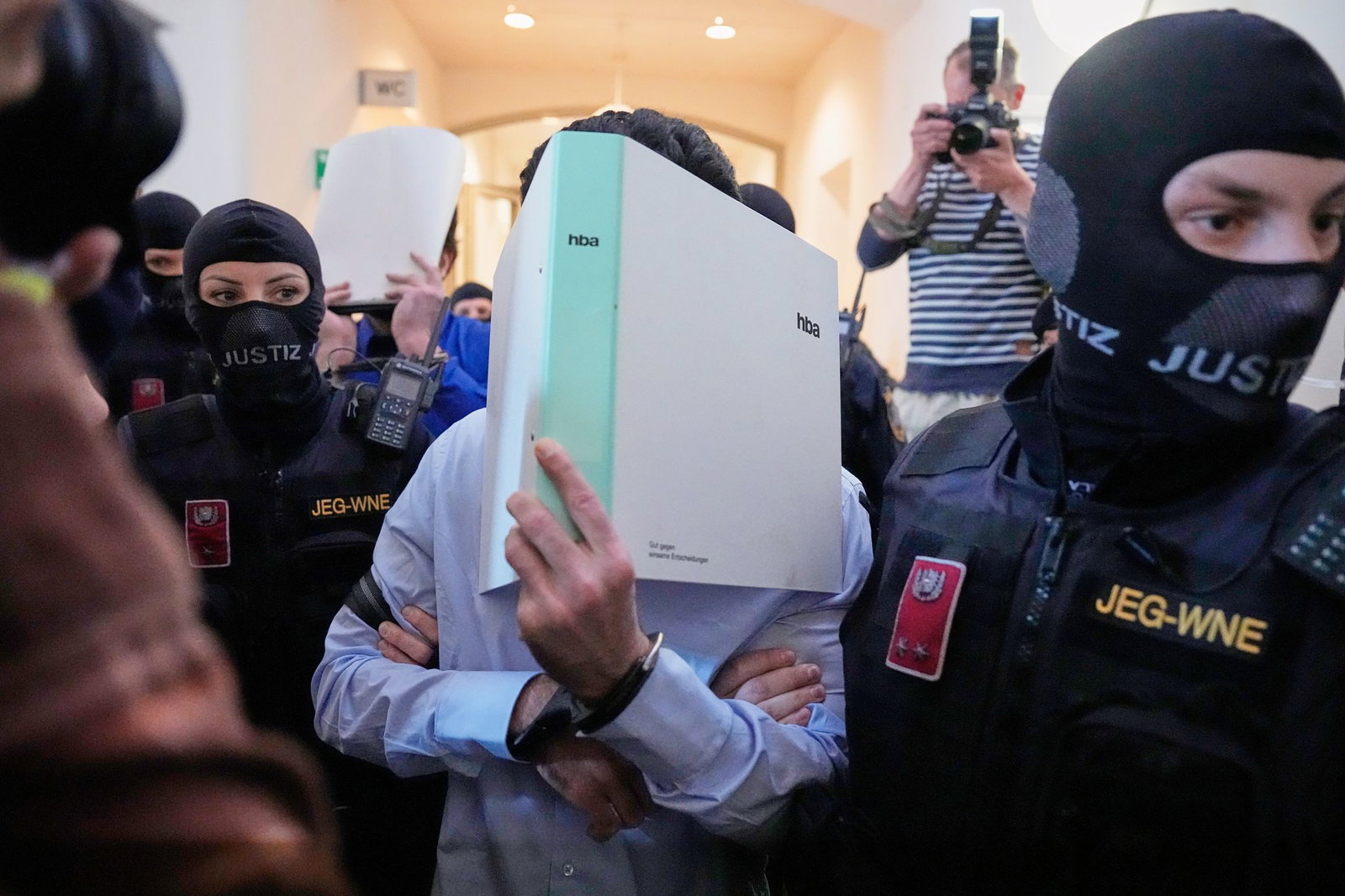 Im Prozess um wegen Terrorgefahr abgesagte Taylor-Swift-Konzerte sind die Urteile gefallen.