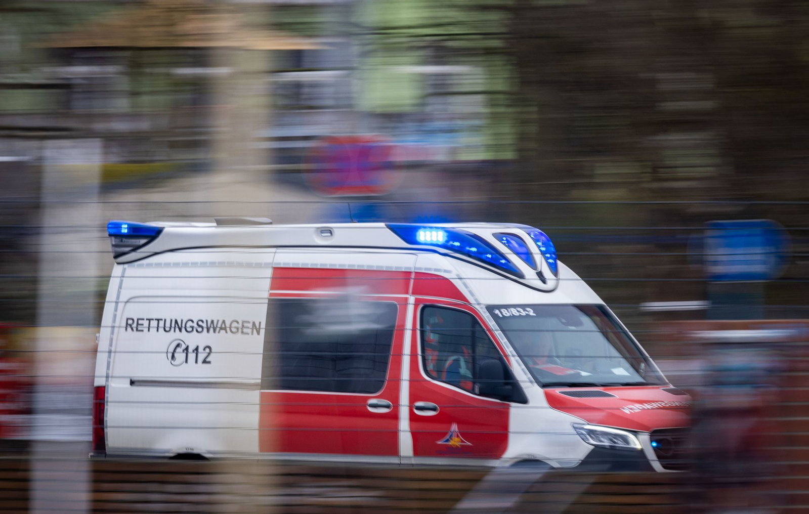 Der Motorradfahrer muss schwer vereltzt in ein Krankenhaus. (Symbolbild)