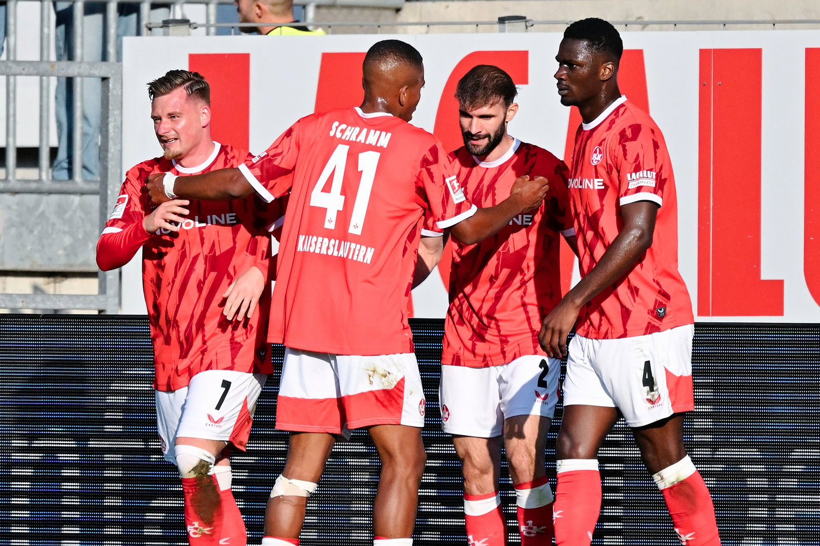 FCK-Jubel um Torschütze Simon Asta (Nr. 2).