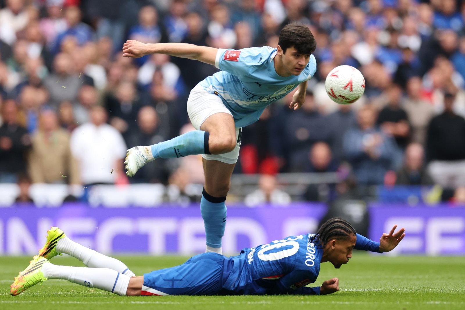 Manchester Citys Abdukodir Khusanov (oben) und Chelseas Joao Pedro kämpfen um den Ball.