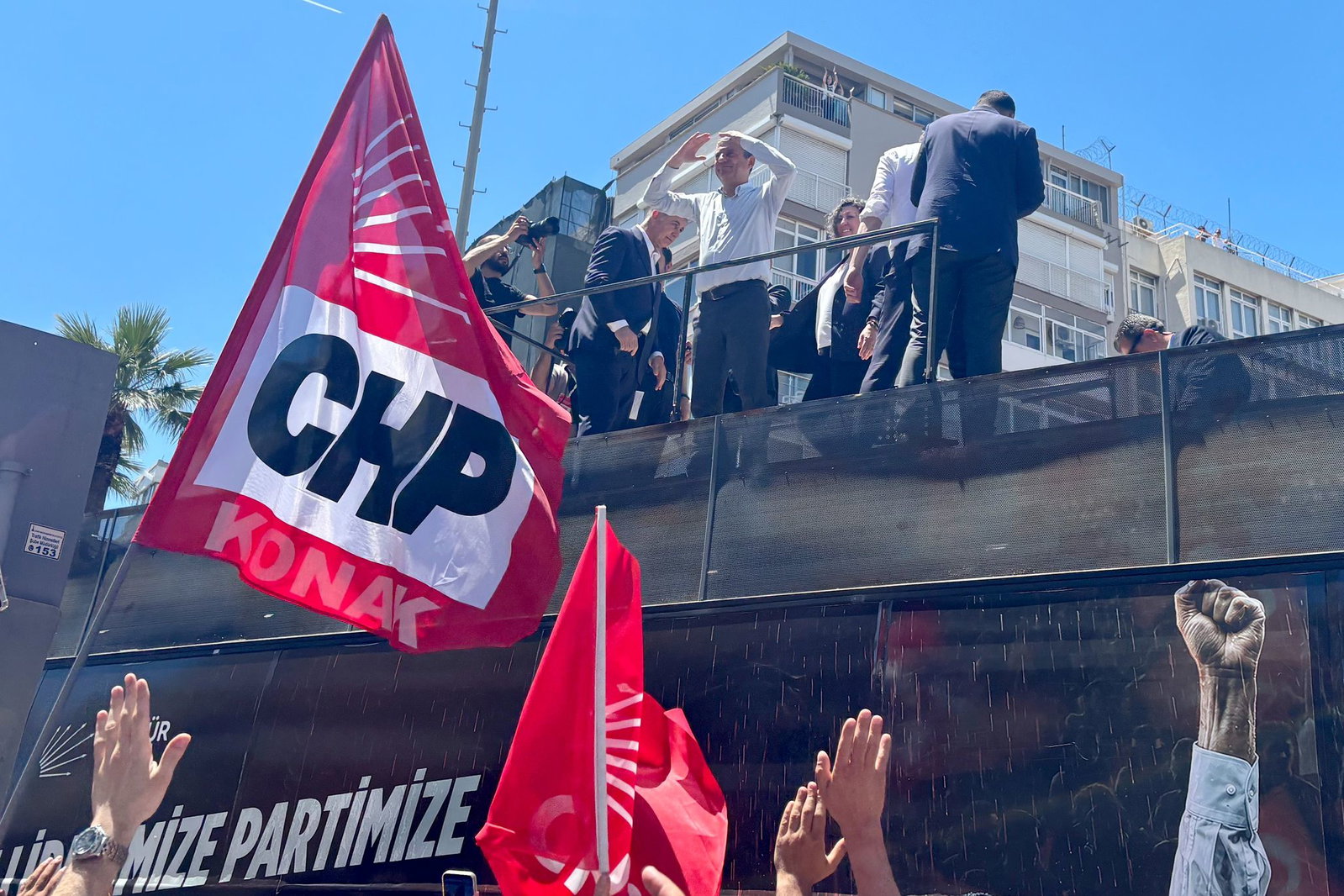Der abgesetzte Oppositionschef erfährt große Unterstützung in Izmir.
