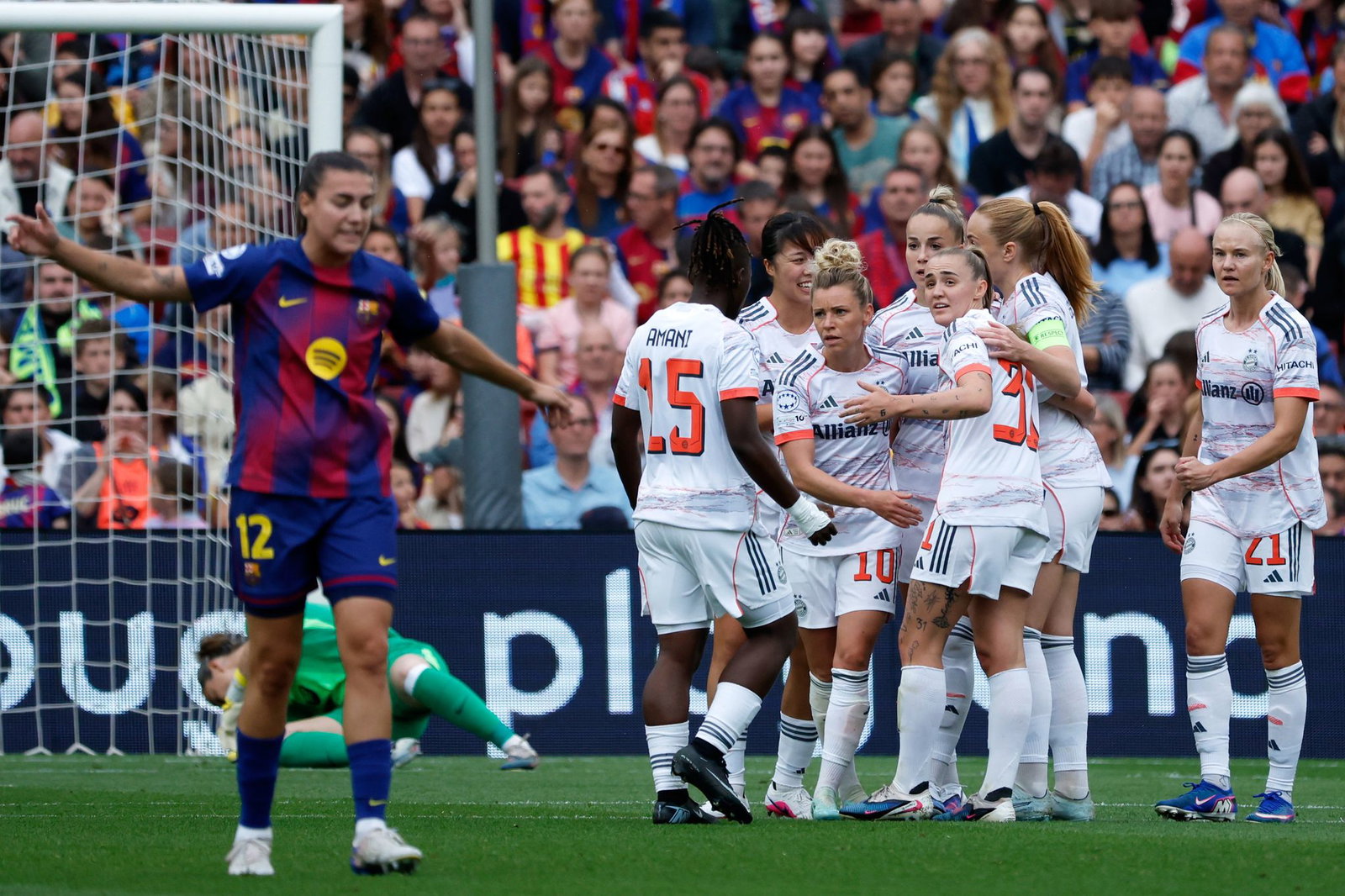 Kurze Hoffnung für die Bayern-Frauen: Linda Dallmann (Mitte) trifft zum Ausgleich.