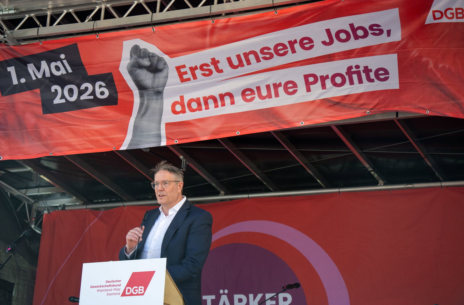 Auch der rheinland-pfälzische Noch-Ministerpräsident Alexander Schweitzer (SPD) sprach bei der Demo in Trier. 