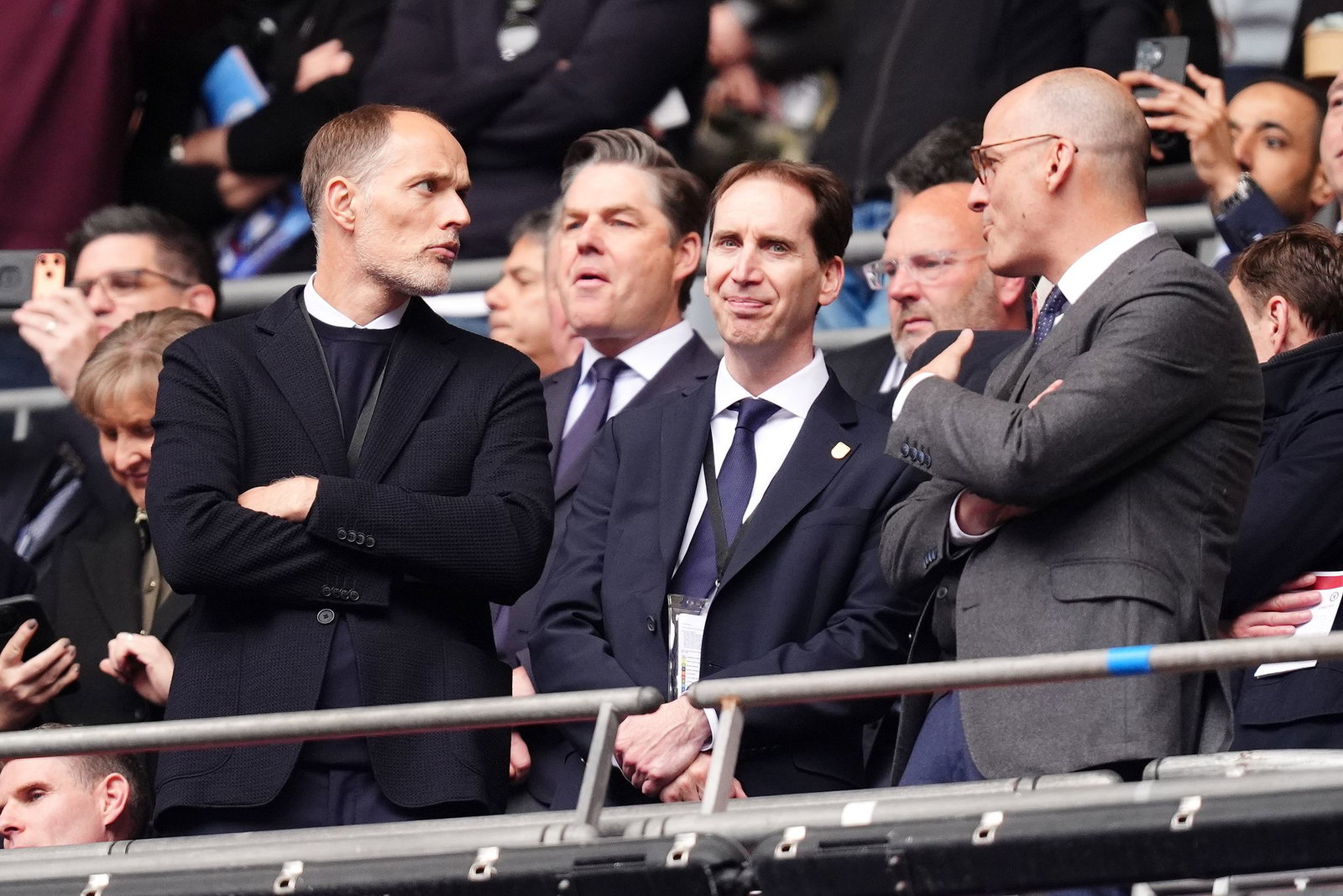 Englands Nationaltrainer Thomas Tuchel (l) und FA-Chef Mark Bullingham (M) stehen auf der Tribüne.