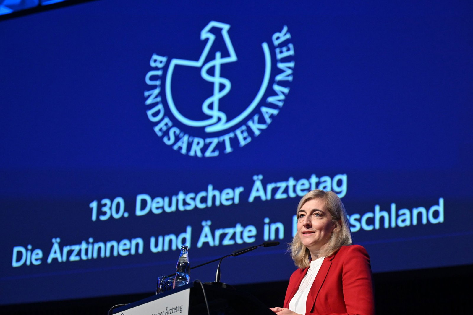 Ministerin Warken verteidigte ihr Sparpaket gegen Kritik der Ärzte.