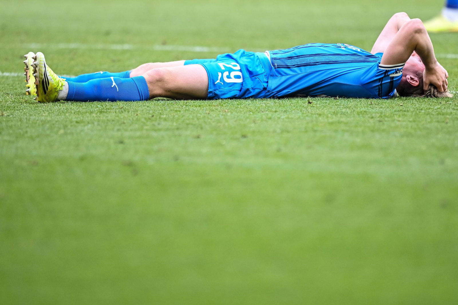 Fassungslos nach dem späten Gegentor: Heidenheims Mikkel Kaufmann am Boden nach dem 3:3.