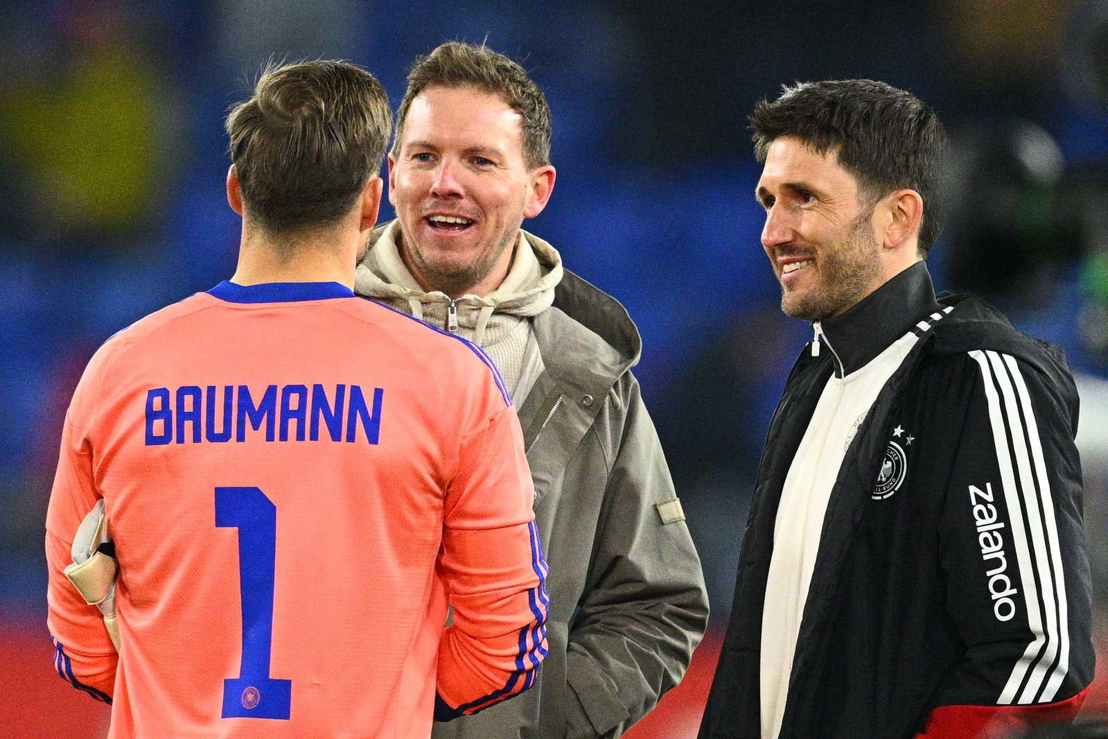Bundestrainer Nagelsmann (M) spricht mit Oliver Baumann (l). (Archivbild)