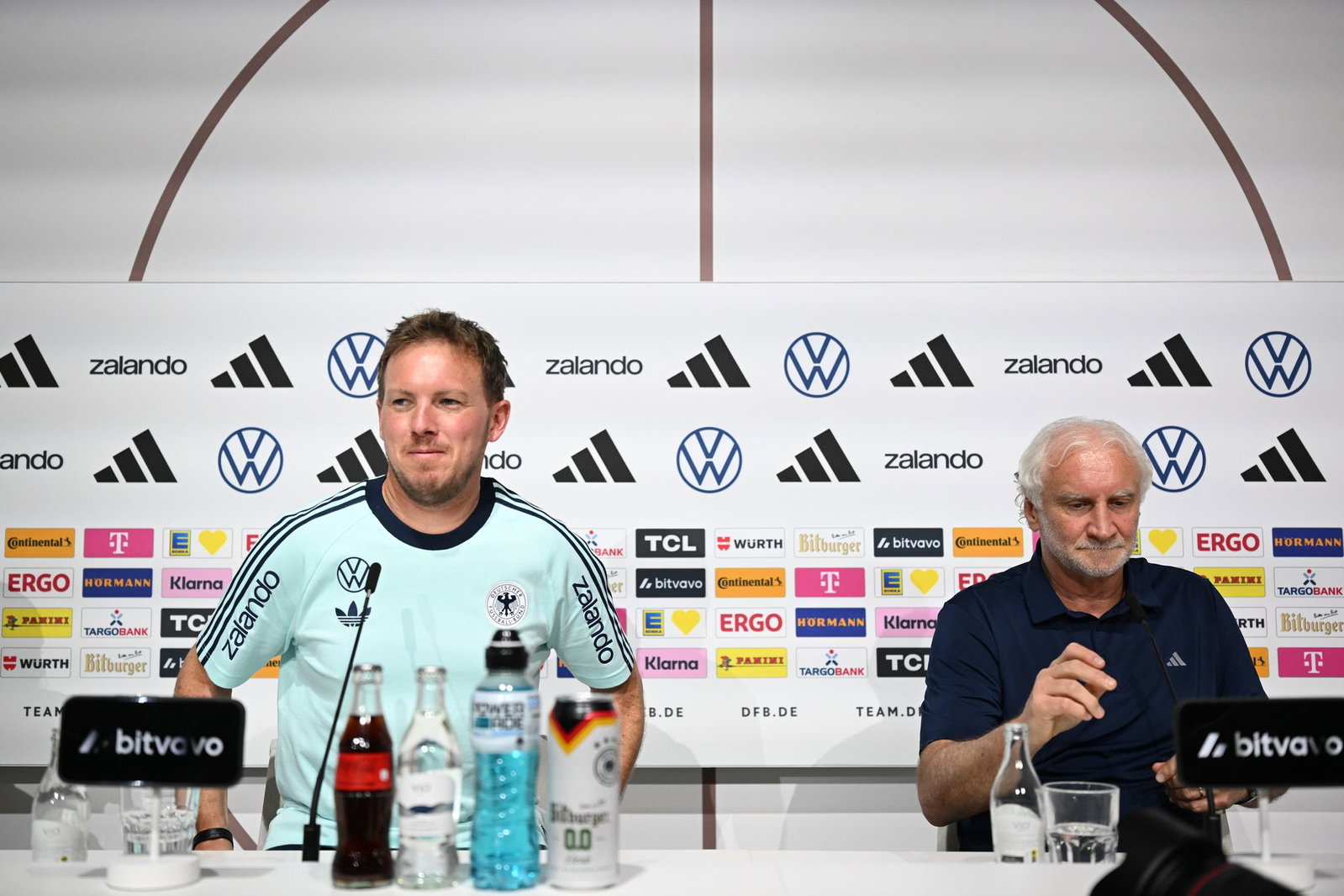 Bundestrainer Nagelsmann (l.) und Rudi Völler (r.) sitzen bei der DFB-Pressekonferenz auf dem Podium. 