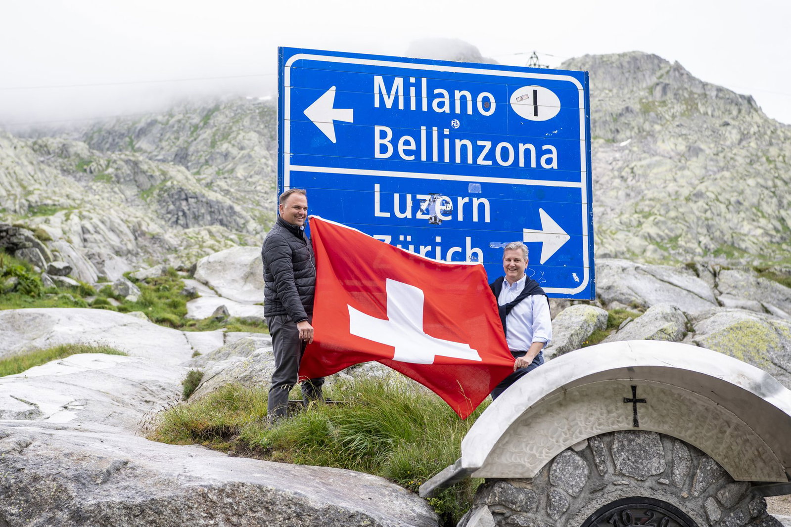 Marco Chiesa (r) und die Schweizerische Volkspartei (SVP), wollen Anwohner der Bergkantone schützen. (Archivbild)
