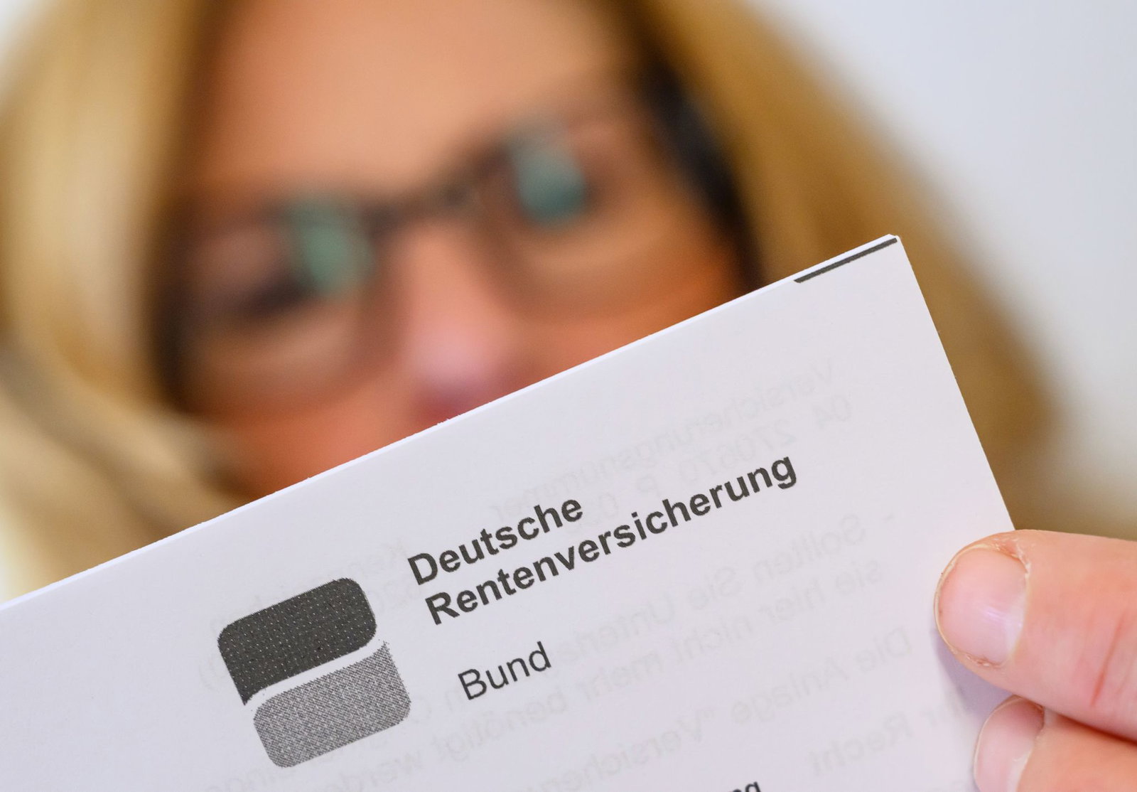 Deutsche gingen 2024 im Durchschnitt mit 64,7 Jahren in Rente. 
