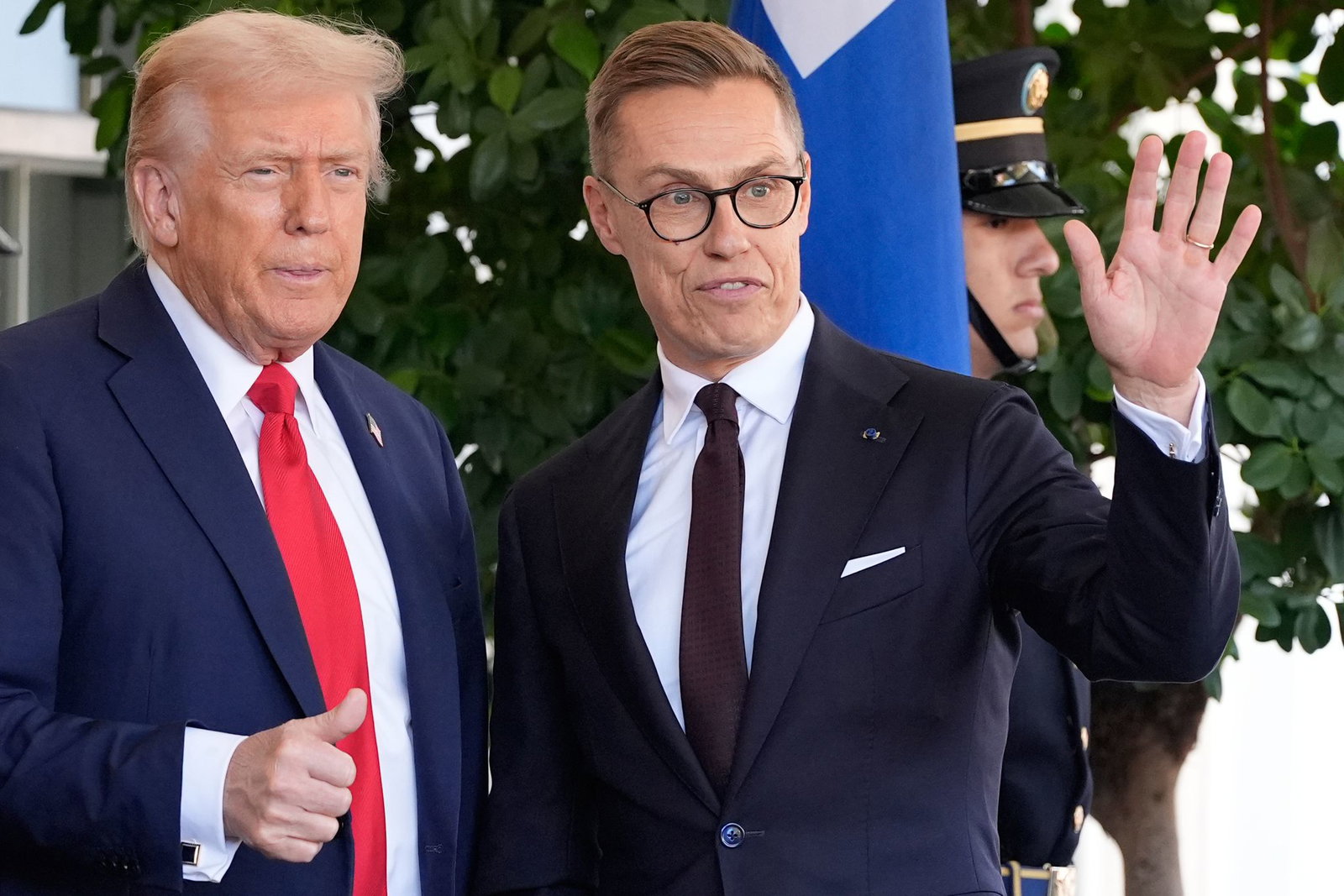 Der finnische Präsident Stubb (r) würde nach eigenen Angaben nicht ablehnen, wenn ihm eine Vermittlerrolle angeboten würde. (Archivbild)