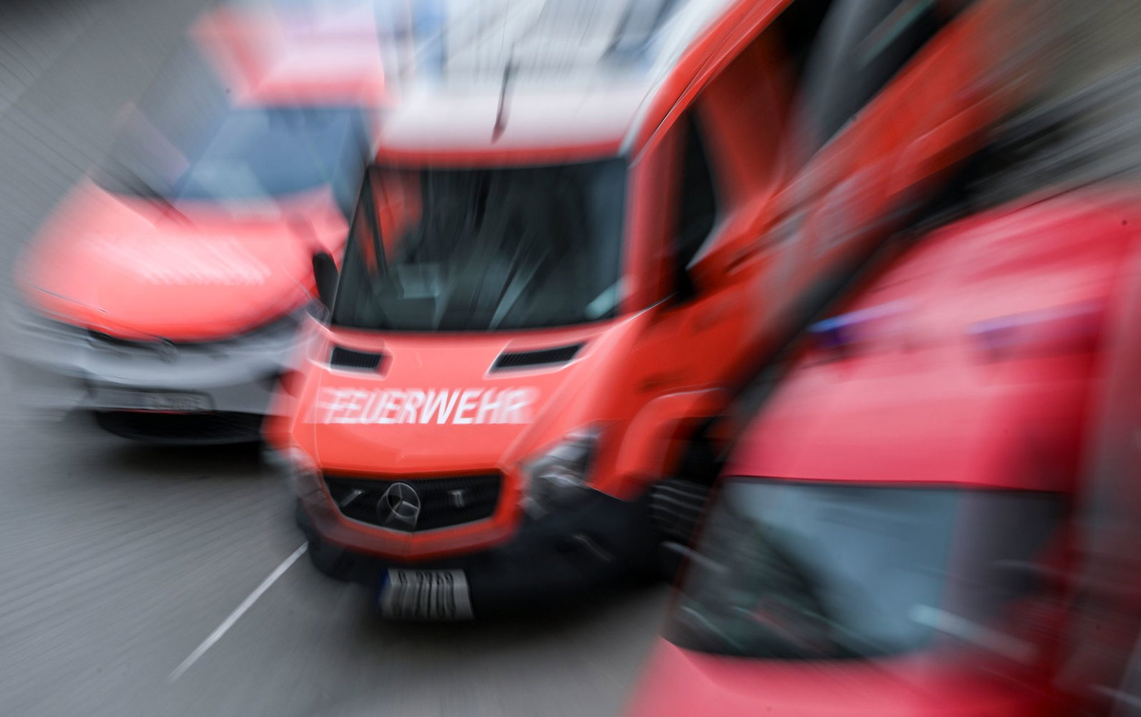 Vier Bewohner des Hauses mussten von den Einsatzkräften der Feuerwehr befreit werden. (Symbolbild)