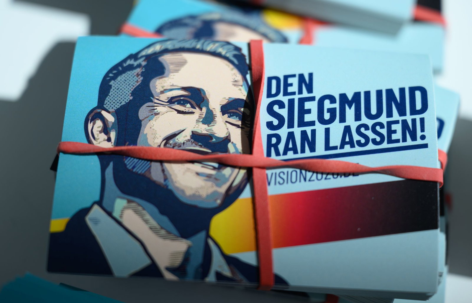 Werbematerial mit AfD-Spitzenkandidat Ulrich Siegmund ist reichlich vorhanden. (Archivbild)