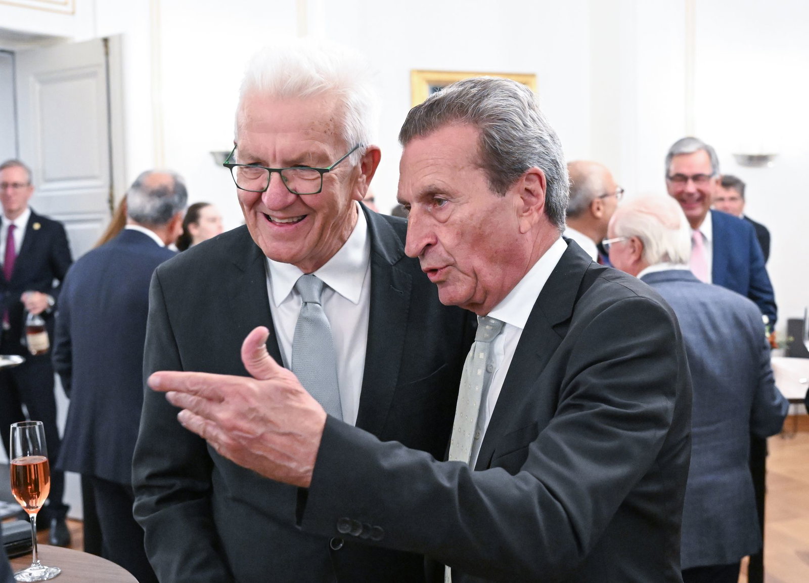 Günther Oettinger (r) wünscht sich, dass sich Winfried Kretschmann (l) weiter zu Wort meldet. (Archivbild)