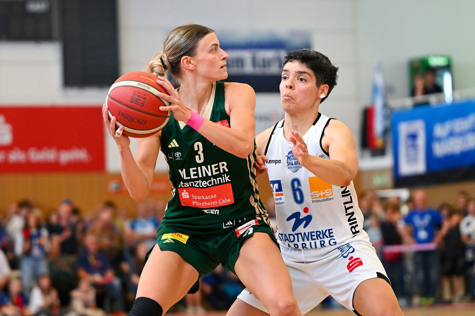 Alexandra Wilke (l) und die Basketballerinnen aus Keltern holten in Marburg den entscheidenden Sieg zum Meistertitel.