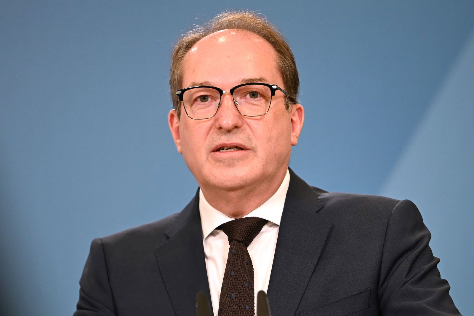 Bundesinnenminister Alexander Dobrindt (CSU) wertet die gesunkene Zahl von Asylerstanträgen als Erfolg. (Archivfoto)