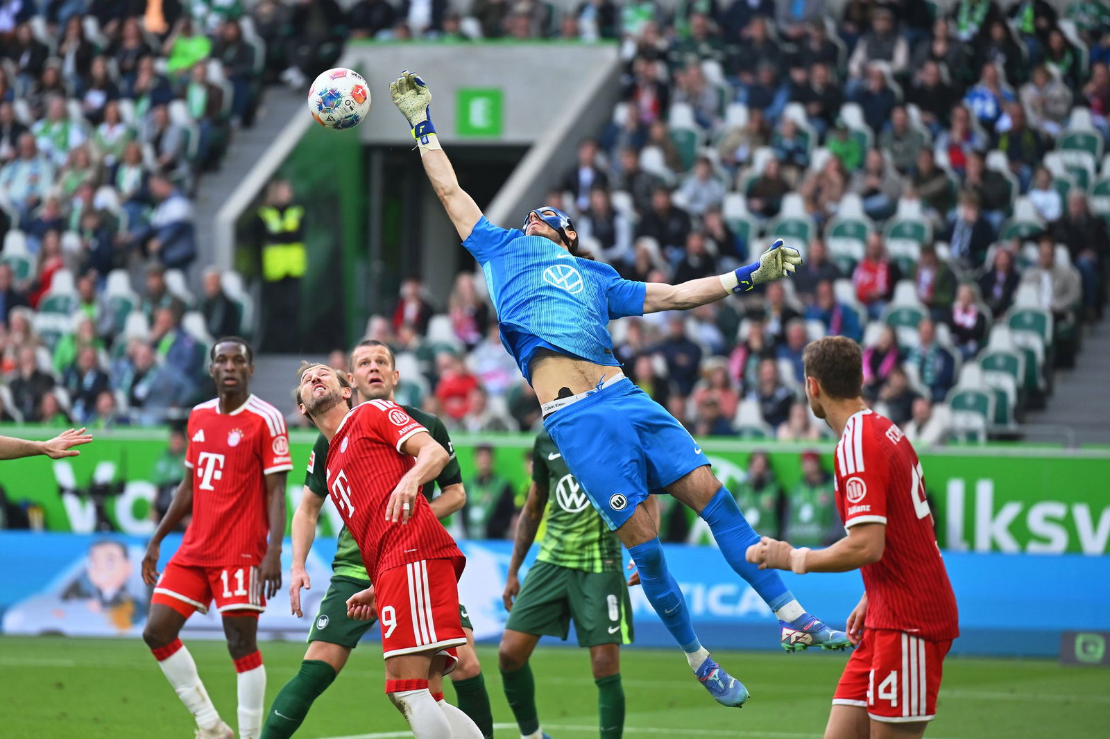 Rettungstat im Abstiegskampf: Wolfsburgs Torwart Kamil Grabara beim Spiel gegen Bayern München.