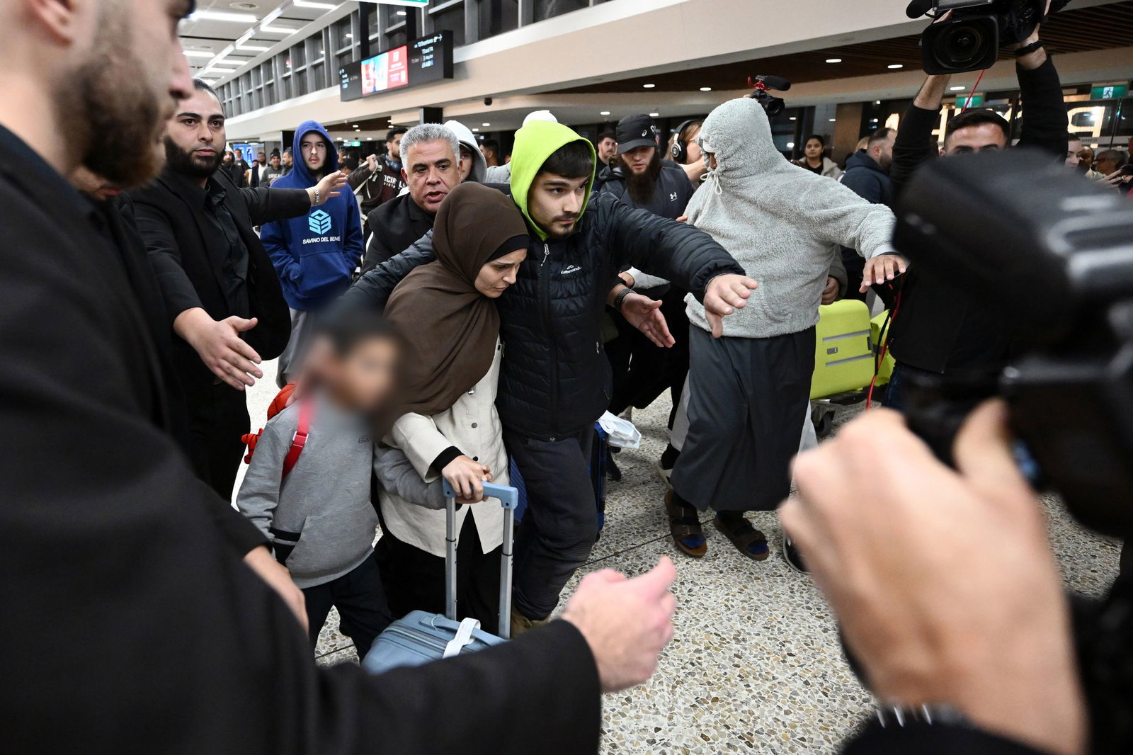 Bei der Ankunft der Frauen sei es teils zu chaotischen Szenen am Flughafen gekommen, berichten australische Medien. 