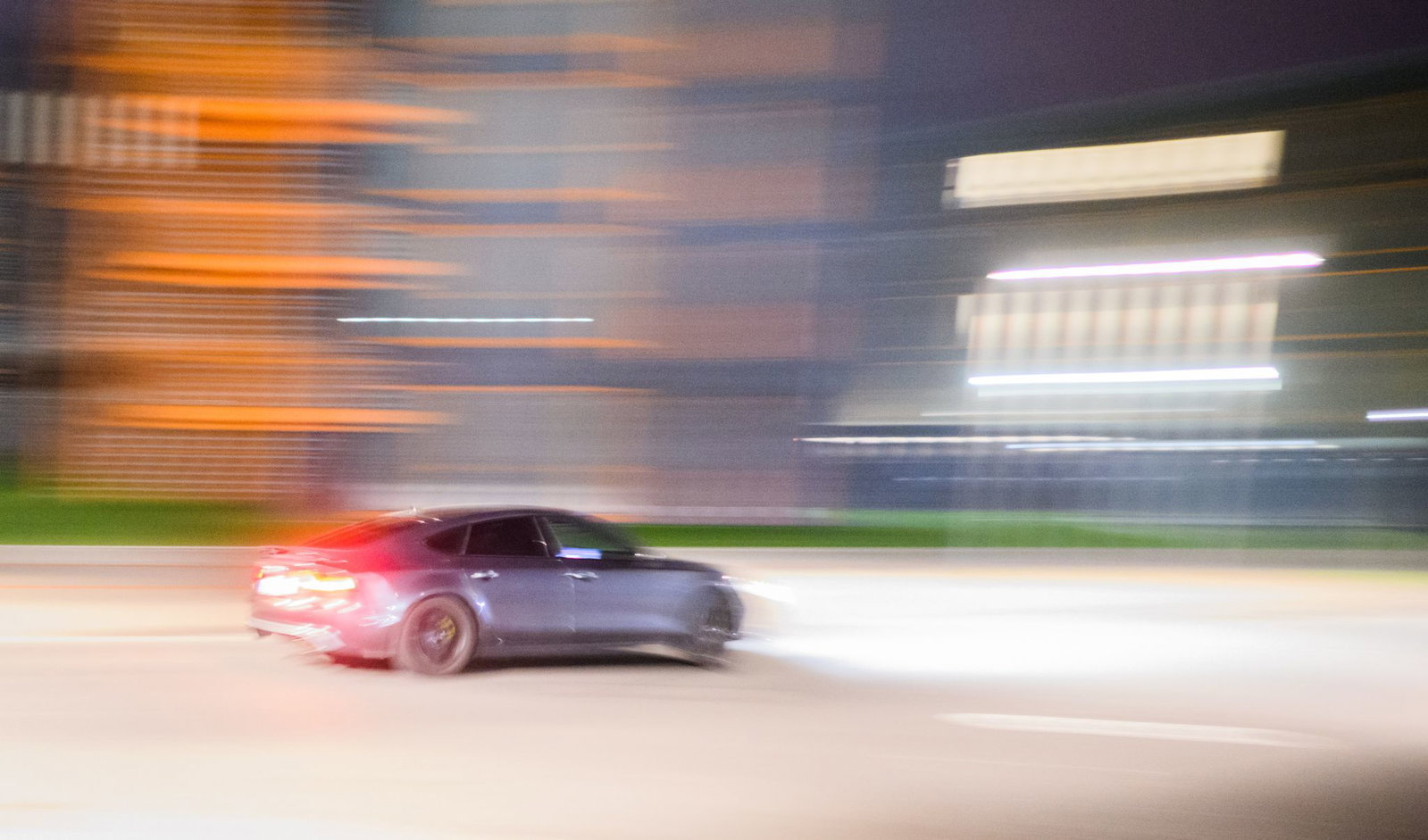 Ein 24-Jähriger soll vor der Polizei geflüchtet und dabei mehrmals mehr als 200 km/h gefahren sein. (Symbolbild)