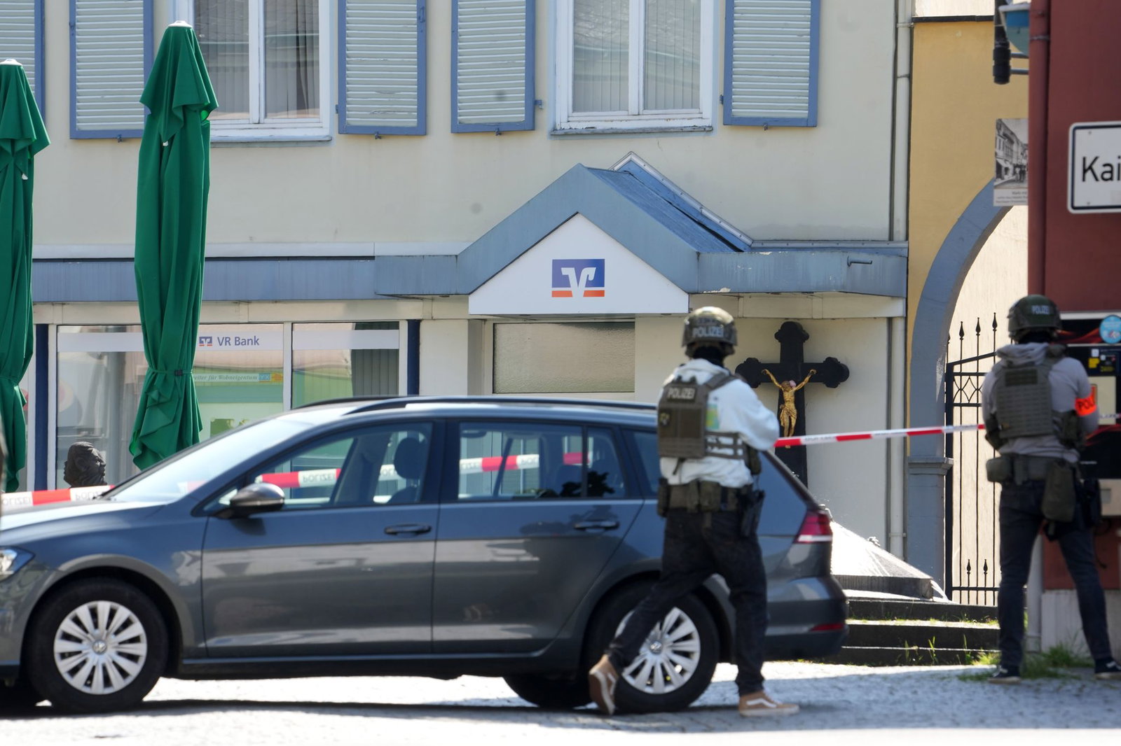 Banges Warten in Sinzig - die Polizei geht zunächst von einer statischen Lage aus. 