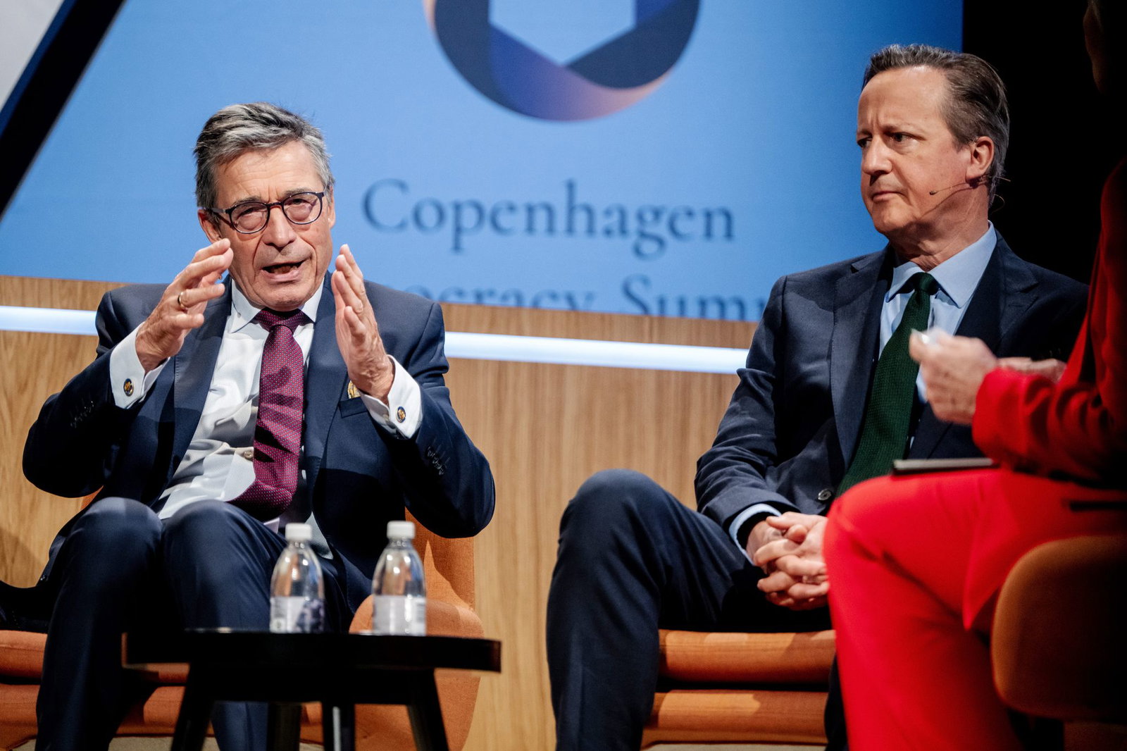 Der frühere Nato-Generalsekretär Anders Fogh Rasmussen (l) wirbt für einen Zusammenschluss der demokratischen Mittelmächte. Hier redet er mit dem  ehemaligen britischen Premierminister James Cameron auf einem Demokratie-Gipfel in Kopenhagen. (Archivbild)