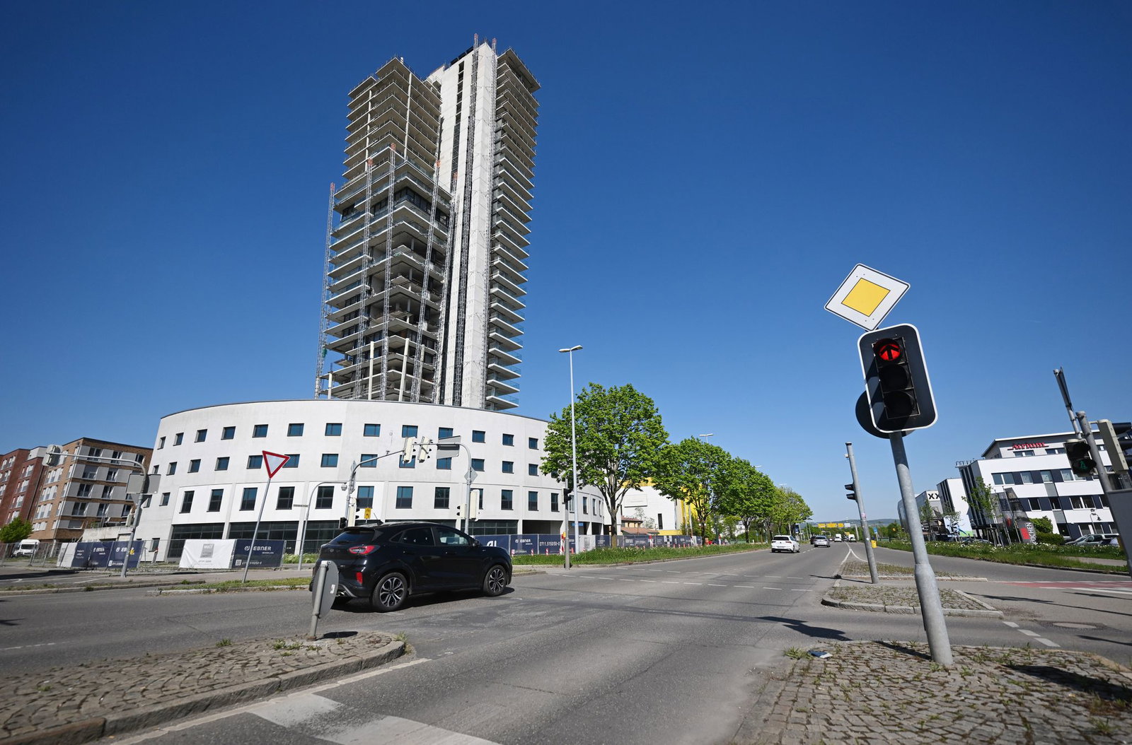 Die Bauruine am Rande von Fellbach bei Stuttgart ist eine sichtbare Landmarke. (Archivbild) 