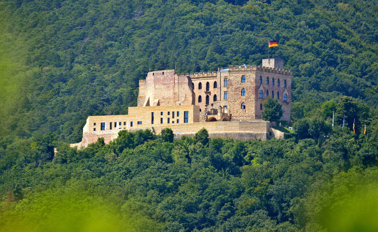 Das Hambacher Schloss über Neustadt an der Weinstraße gilt als eine Wiege der Demokratie. (Archivbild)