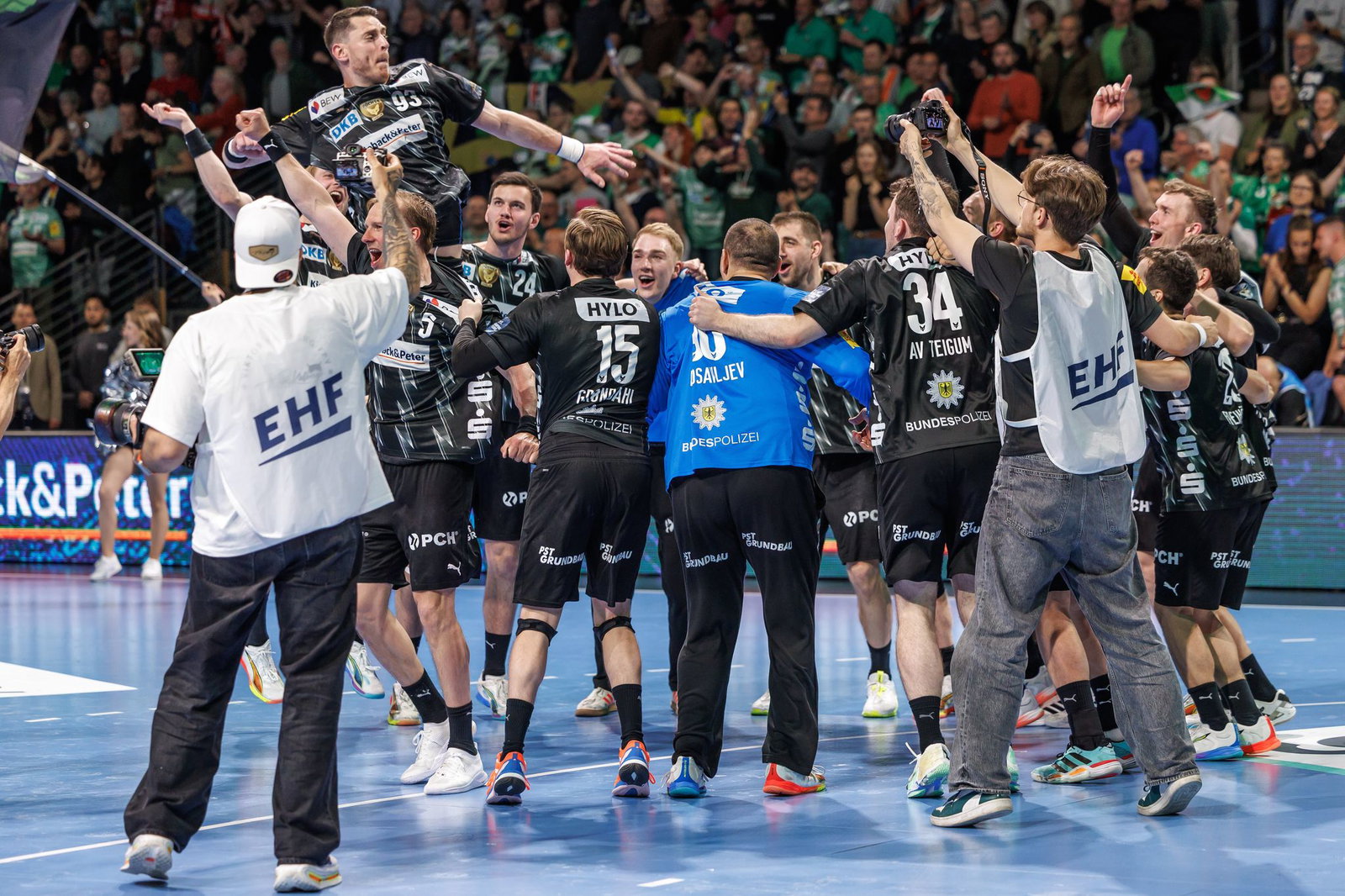 Die Füchse Berlin feierten ausgelassen den Halbfinal-Einzug.