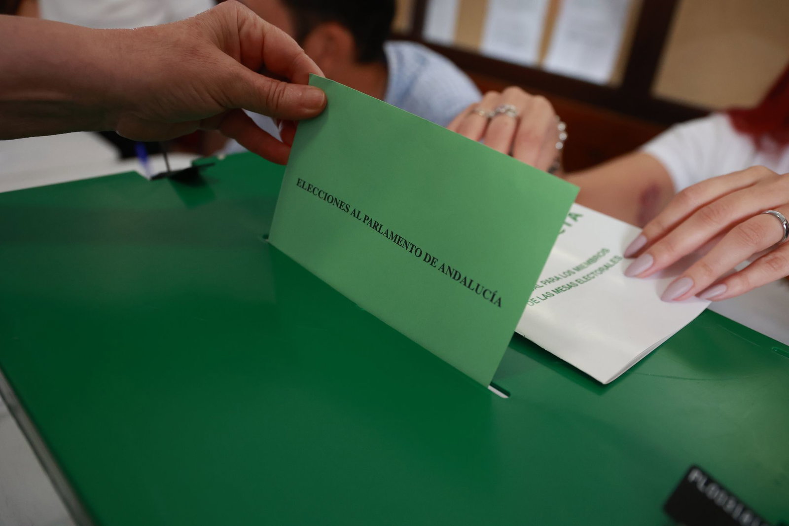 Die konservative Volkspartei PP hat bei der Regionalwahl in Andalusien ihre absolute Mehrheit verloren und ist in der bevölkerungsreichsten Region Spaniens künftig auf die rechtspopulistische Vox angewiesen. 