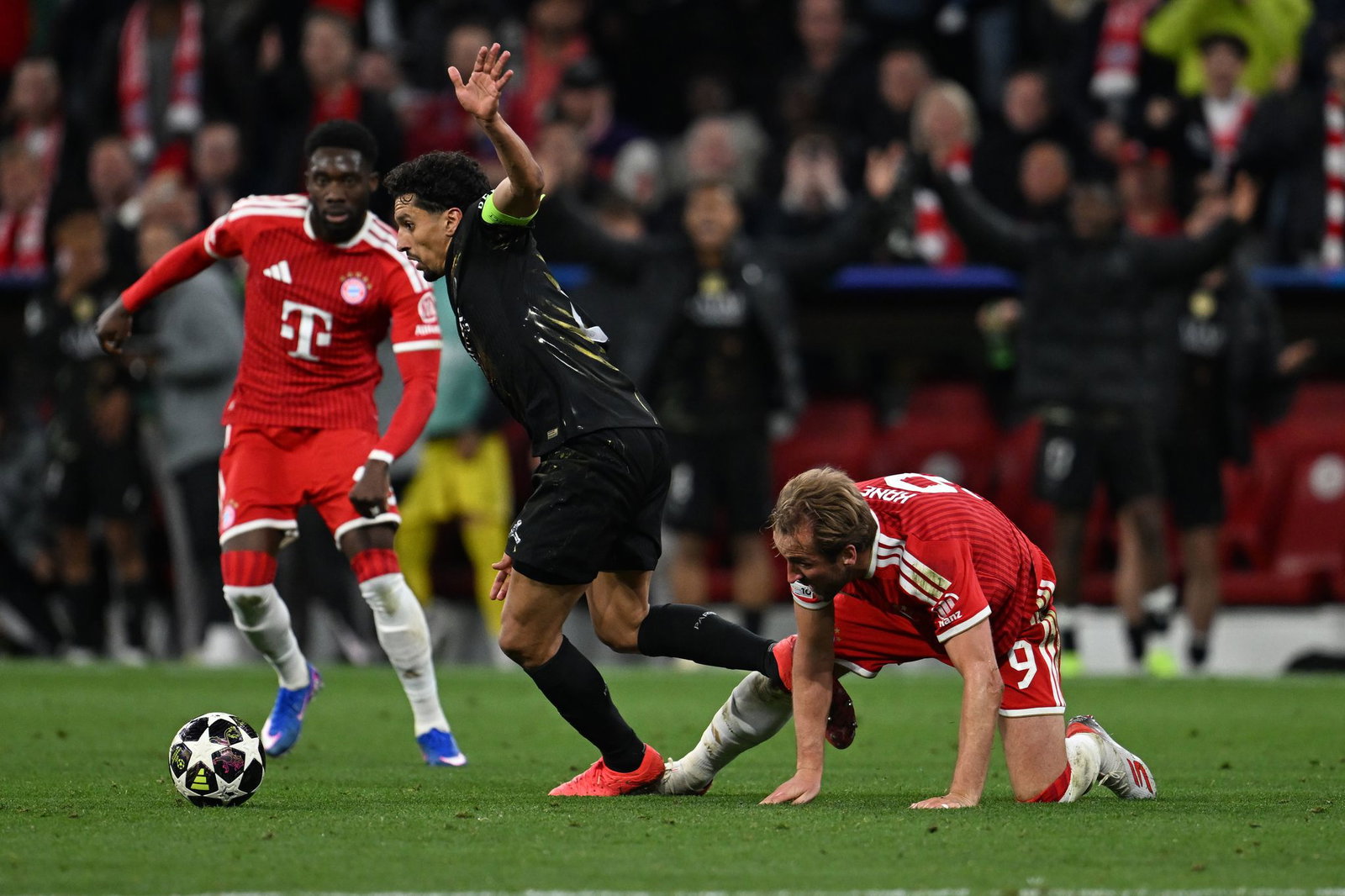 Gegen Paris noch in Aktion, nun wieder verletzt: Alphonso Davies (l).