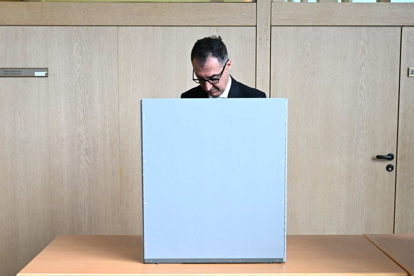 Die Abstimmung erfolgte geheim.